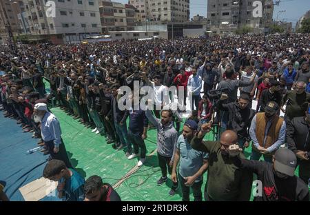 Gaza, Palästina. 13. Mai 2023. Während der Beerdigung von Iyad al-Hasani, dem Befehlshaber der Al-Quds-Brigaden, dem militärischen Flügel der Islamischen Dschihad-Bewegung in Palästina und seinem Leibwächter nördlich von Gaza-Stadt, singen die Palästinenser Slogans. Al-Hassani und sein Leibwächter wurden am 12. Mai bei einem israelischen Luftangriff getötet. Israel hat seit dem 9. Mai 2023 mehrere Angriffe auf die militärische Führung des Islamischen Dschihad im Gazastreifen verübt. (Foto: Mahmoud Issa/SOPA Images/Sipa USA) Guthaben: SIPA USA/Alamy Live News Stockfoto