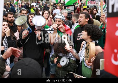 London, Großbritannien. 13. Mai 2023 NAKBA 75 - Nationalmarsch: Freies Palästina - Ende der Apartheid. Die Kundgebung fand vor dem 75. Jahrestag der Nakba statt, der am 15. Mai begangen wird. Die Nakba ist nicht nur ein historisches Ereignis, sondern ein über 75 Jahre andauernder Prozess der Unterdrückung, der durch die Kolonisierung von Land, die Durchsetzung der Apartheid und die militärische Besetzung umgesetzt wurde. Der Protest wird organisiert von: Palestine Solidarity Campaign, Stop the war Coalition, Palestinian Forum in Britain, Friends of Al-Aqsa, Muslim Association, Campaign for Nuclear Disarmament. Kredit: Waldemar Sikora / Alamy Live News Stockfoto