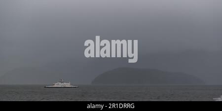 Eine Fähre fährt in der Nähe von Howe Sound, British Columbia, Kanada. Stockfoto