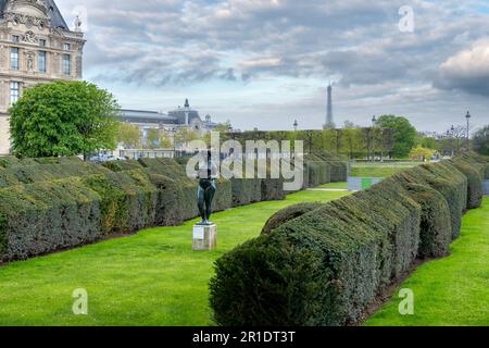 Paris, Frankreich - April 24 2023: Prächtige Gebäude und Statue im Tuileriengarten in Paris mit dem Eiffelturm im Hintergrund - Jardin des Stockfoto