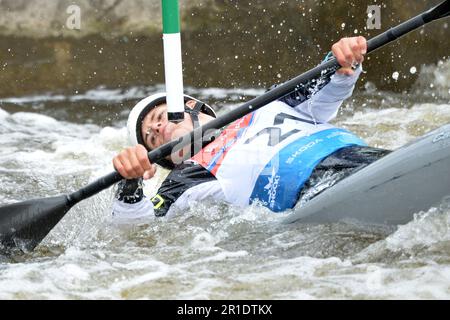 Prag, Tschechische Republik. 13. Mai 2023. JAN HERMANSKY aus der Tschechischen Republik in Aktion während des Finales der Männer K1 beim Canoe Slalom Czech National Cup 2023 im Troja-Wasserkanal in Prag, Tschechische Republik. (Kreditbild: © Slavek Ruta/ZUMA Press Wire) NUR REDAKTIONELLE VERWENDUNG! Nicht für den kommerziellen GEBRAUCH! Kredit: ZUMA Press, Inc./Alamy Live News Stockfoto