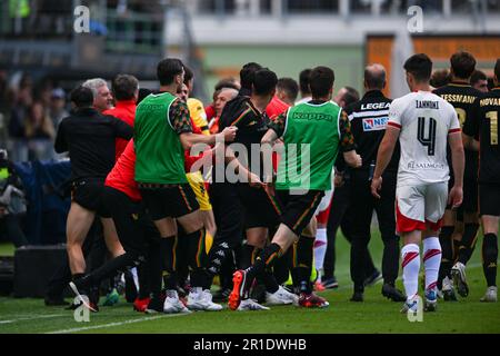 Venedig, Italien. 13. Mai 2023. FC Venezia und Spieler aus Perugia kämpfen während des Fußballspiels der italienischen Serie BKT im Pier Luigi Penzo Stadion in Venedig, Italien, 13. Mai 2023 Kredit: Independent Photo Agency/Alamy Live News Stockfoto