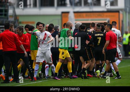 Venedig, Italien. 13. Mai 2023. FC Venezia und Spieler aus Perugia kämpfen während des Fußballspiels der italienischen Serie BKT im Pier Luigi Penzo Stadion in Venedig, Italien, 13. Mai 2023 Kredit: Independent Photo Agency/Alamy Live News Stockfoto