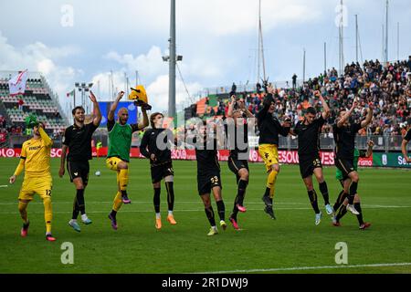 Venedig, Italien. 13. Mai 2023. Glück des FC Venezia nach dem Sieg des Fußballspiels der italienischen Serie BKT Venezia FC gegen Perugia im Pier Luigi Penzo Stadion in Venedig, Italien, 13. Mai 2023 Kredit: Independent Photo Agency/Alamy Live News Stockfoto