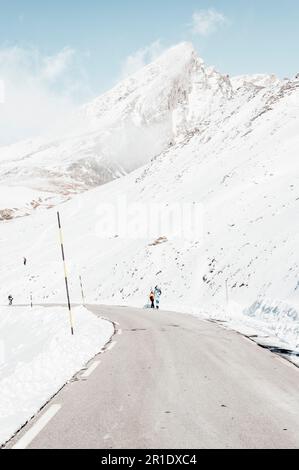 Ski-Bergwanderung, colle dell'Agnello, oberes Varaita-Tal, Cuneo, Piedmont, Italien Stockfoto