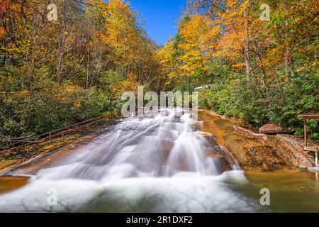 Sliding Rock Falls auf der Suche nach Glass Creek in Pisgah National Forest, North Carolina, USA in der Herbstsaison. Stockfoto