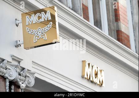 London, Großbritannien. 11. Mai 2023. Ein Ladenschild von MCM, am 07. Mai 2023 in London, England. Foto: David Niviere/ABACAPRESS.COM Kredit: Abaca Press/Alamy Live News Stockfoto