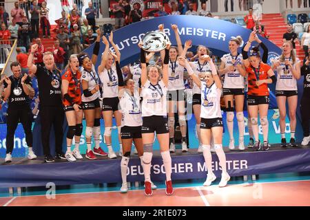 Potsdam, Deutschland. 13. Mai 2023. Volleyball, Frauen: Bundesliga, SC Potsdam - MTV Stuttgart, Meisterschaftsrunde, Finale, Spieltag 4, MBS Arena Potsdam. Stuttgarts Spieler sind jubelig über den Sieg der deutschen Meisterschaft. Kredit: Joerg Carstensen/dpa/Alamy Live News Stockfoto