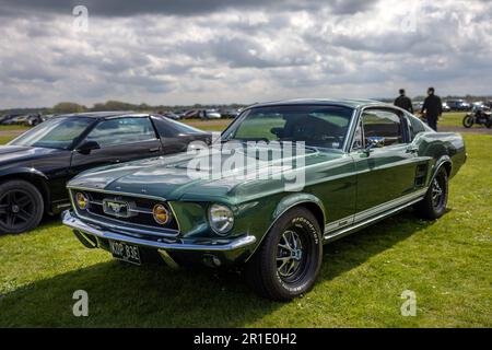 1967 Ford Mustang, ausgestellt beim April Scramble, der am 23. April 2023 im Bicester Heritage Center stattfindet. Stockfoto