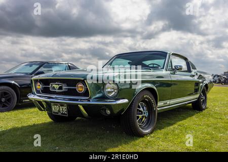 1967 Ford Mustang, ausgestellt beim April Scramble, der am 23. April 2023 im Bicester Heritage Center stattfindet. Stockfoto