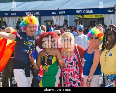 Bunte Eurovision-Massen in Liverpool am Samstag, dem 13. Mai, am Tag des Eurovision-Finales. An einem sonnigen Tag am Pier Head und Albert Dock Stockfoto