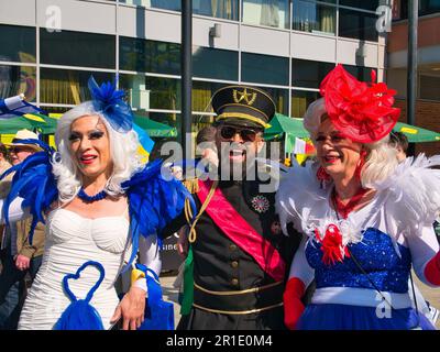 Bunte Eurovision-Massen in Liverpool am Samstag, dem 13. Mai, am Tag des Eurovision-Finales. An einem sonnigen Tag am Pier Head und Albert Dock Stockfoto