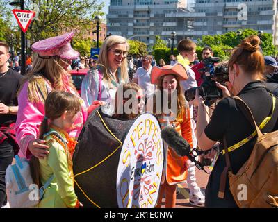 Bunte Eurovision-Massen in Liverpool am Samstag, dem 13. Mai, am Tag des Eurovision-Finales. An einem sonnigen Tag am Pier Head und Albert Dock Stockfoto