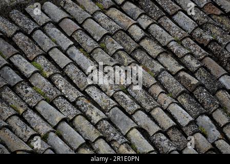 Antikes Tonziegeldach in Pietraperzia, einem mittelalterlichen Dorf von Sizilien, Italien. Stockfoto