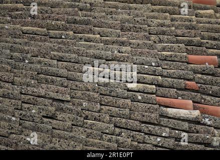 Antikes Tonziegeldach in Pietraperzia, einem mittelalterlichen Dorf von Sizilien, Italien. Stockfoto