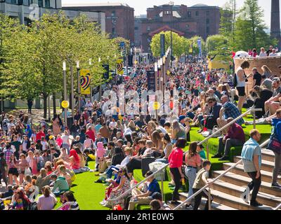 Bunte Eurovision-Massen in Liverpool am Samstag, dem 13. Mai, am Tag des Eurovision-Finales. An einem sonnigen Tag am Pier Head und Albert Dock Stockfoto