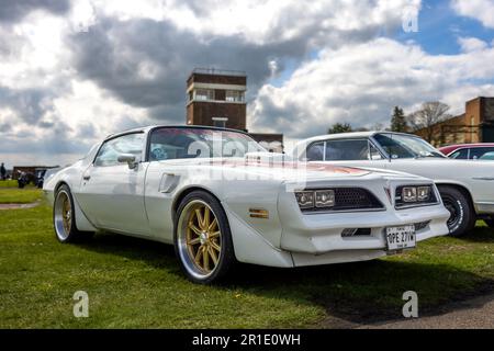 1979 Pontiac Firebird „OPE 271W“ wird am 23. April 2023 im Bicester Heritage Centre auf dem April Scramble ausgestellt. Stockfoto