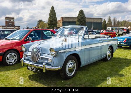 1960 Singer Gazelle, ausgestellt beim April Scramble im Bicester Heritage Center am 23. April 2023. Stockfoto