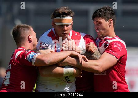 Louie McCarthy-Scarsbrook Nr. 15 von St. Helens wird von Sam Stone #12 von Salford Red Devils während des Spiels der Betfred Super League Runde 12, St. Helens gegen Salford Red Devils, im Totally Wicked Stadium, St Helens, Großbritannien, 13. Mai 2023 gehalten (Foto von Steve Flynn/News Images) Stockfoto