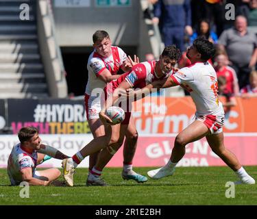 Sam Stone #12 von Salford Red Devils lädt den Ball während des Spiels der Betfred Super League Runde 12, St. Helens gegen Salford Red Devils, im Totally Wicked Stadium, St Helens, Großbritannien, 13. Mai 2023 ab (Foto von Steve Flynn/News Images) Stockfoto