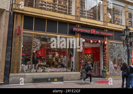 Budapest, Ungarn - 29. April 2023 - Vaci Street ist eine der wichtigsten Fußgängerzonen und vielleicht die berühmteste Straße im Zentrum von Budapest Stockfoto