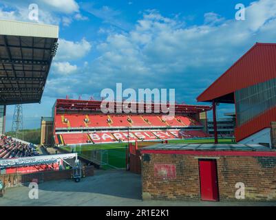 Blauer Himmel über dem Oakwell Stadium, dem Heimstadion des Barnsley Football Club in Yorkshire, Großbritannien Stockfoto