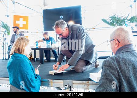 Der deutsche Autor Volker Kutscher unterschreibt seine Bücher auf dem 28. Internationalen Buch- und Literaturfestival Book World Prague 2023, Tschechische Republik, Mai 13 Stockfoto