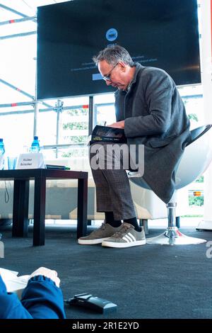 Der deutsche Autor Volker Kutscher unterschreibt seine Bücher auf dem 28. Internationalen Buch- und Literaturfestival Book World Prague 2023, Tschechische Republik, Mai 13 Stockfoto