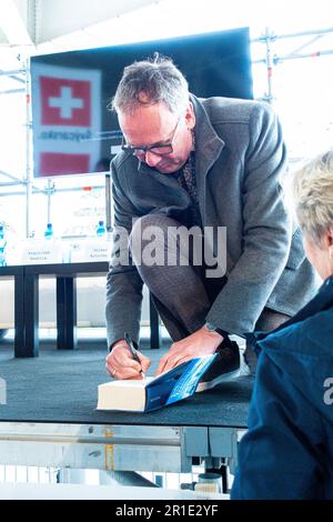 Der deutsche Autor Volker Kutscher unterschreibt seine Bücher auf dem 28. Internationalen Buch- und Literaturfestival Book World Prague 2023, Tschechische Republik, Mai 13 Stockfoto