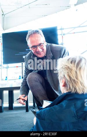 Der deutsche Autor Volker Kutscher unterschreibt seine Bücher auf dem 28. Internationalen Buch- und Literaturfestival Book World Prague 2023, Tschechische Republik, Mai 13 Stockfoto