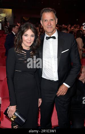 Iris Berben mit Partner Heiko Kiesow bei der 73. Verleihung des Deutschen Filmpreises 2023 im Theater am Potsdamer Platz. Berlin, 12.05.2023 Stockfoto