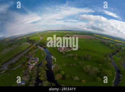 Ein Luftblick auf Brougham Castle in der Nähe von Penrith in Cumbria, Großbritannien Stockfoto