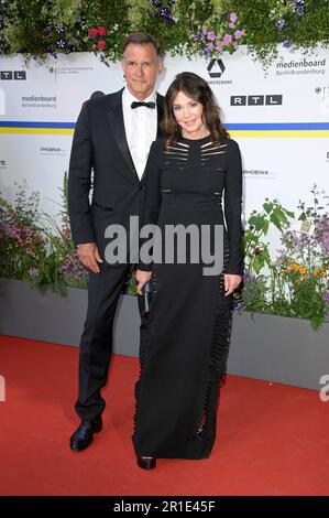 Iris Berben mit Partner Heiko Kiesow bei der 73. Verleihung des Deutschen Filmpreises 2023 im Theater am Potsdamer Platz. Berlin, 12.05.2023 Stockfoto