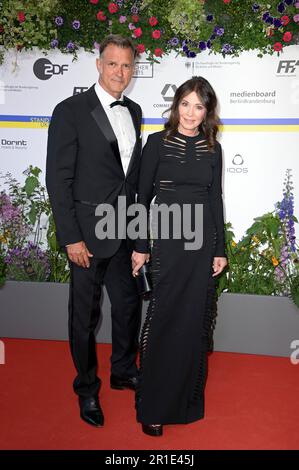 Iris Berben mit Partner Heiko Kiesow bei der 73. Verleihung des Deutschen Filmpreises 2023 im Theater am Potsdamer Platz. Berlin, 12.05.2023 Stockfoto