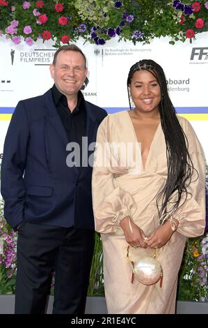 Berlin, Deutschland. 12. Mai 2023. Devid Striesow mit Ehefrau Ines Ganzberger-Striesow bei der 73. Verleihung des Deutschen Filmpreises 2023 im Theater am Potsdamer Platz. Berlin, 12.05.2023 Kredit: Geisler-Fotopress GmbH/Alamy Live News Stockfoto
