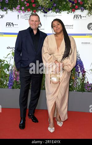 Berlin, Deutschland. 12. Mai 2023. Devid Striesow mit Ehefrau Ines Ganzberger-Striesow bei der 73. Verleihung des Deutschen Filmpreises 2023 im Theater am Potsdamer Platz. Berlin, 12.05.2023 Kredit: Geisler-Fotopress GmbH/Alamy Live News Stockfoto