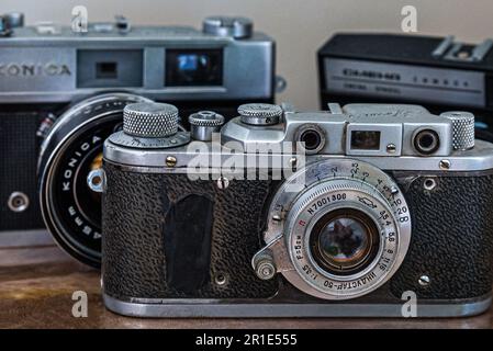 Zorka-Kamera - eine sowjetische Entfernungskamera, die eine Kopie der Leica-Kamera ist. Alte Kameras aus der Zeit der 35mm Filmrollen. Eine Sammlung klassischer Spiegelreflexkameras. Stockfoto