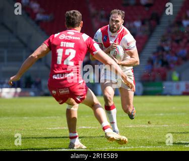 Alex Walmsley Nr. 8 von St. Helens läuft bei Sam Stone #12 von Salford Red Devils während des Spiels der Betfred Super League Runde 12: St Helens gegen Salford Red Devils im Totally Wicked Stadium, St Helens, Großbritannien, 13. Mai 2023 (Foto: Steve Flynn/News Images) Stockfoto