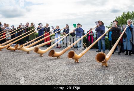 Stuttgart, Deutschland. 13. Mai 2023. Alphorn-Spieler aus ganz Deutschland nehmen am internationalen „Alphorn Summit“ 1. auf dem Württemberg Teil. Kredit: Christoph Schmidt/dpa/Alamy Live News Stockfoto