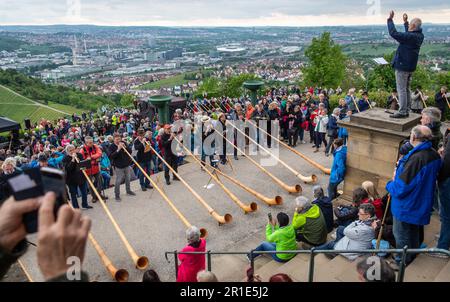 Stuttgart, Deutschland. 13. Mai 2023. Unter den Augen zahlreicher Zuschauer nehmen Alphorn-Spieler aus ganz Deutschland am Internationalen „Alphorn Summit“ 1. auf dem Württemberg Teil. Kredit: Christoph Schmidt/dpa/Alamy Live News Stockfoto