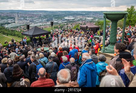 Stuttgart, Deutschland. 13. Mai 2023. Unter den Augen zahlreicher Zuschauer nehmen Alphorn-Spieler aus ganz Deutschland am Internationalen „Alphorn Summit“ 1. auf dem Württemberg Teil. Kredit: Christoph Schmidt/dpa/Alamy Live News Stockfoto