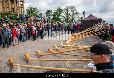 Stuttgart, Deutschland. 13. Mai 2023. Unter den Augen zahlreicher Zuschauer nehmen Alphorn-Spieler aus ganz Deutschland am Internationalen „Alphorn Summit“ 1. auf dem Württemberg Teil. Kredit: Christoph Schmidt/dpa/Alamy Live News Stockfoto