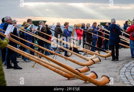 Stuttgart, Deutschland. 13. Mai 2023. Alphorn-Spieler aus ganz Deutschland nehmen am internationalen „Alphorn Summit“ 1. auf dem Württemberg Teil. Kredit: Christoph Schmidt/dpa/Alamy Live News Stockfoto