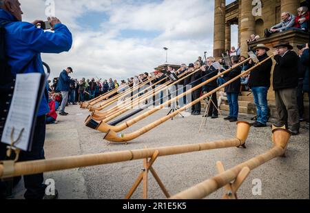 Stuttgart, Deutschland. 13. Mai 2023. Alphorn-Spieler aus ganz Deutschland nehmen am internationalen „Alphorn Summit“ 1. auf dem Württemberg Teil. Kredit: Christoph Schmidt/dpa/Alamy Live News Stockfoto