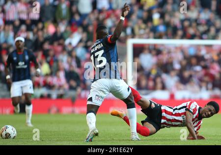 Luton Citys wunderbarer Nakamba Fouls Sunderlands Amad Diallo während der Sky Bet Championship spielen Sie am Samstag, den 13. Mai 2023, das Halbfinale 1. zwischen Sunderland und Luton Town im Stadium of Light, Sunderland. (Foto: Michael Driver | MI News) Guthaben: MI News & Sport /Alamy Live News Stockfoto