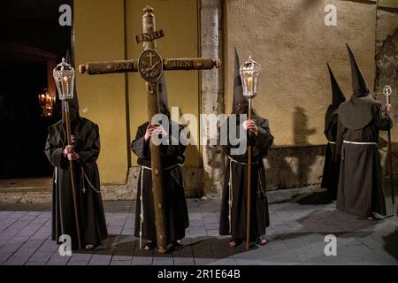 Mitglieder der Bruderschaft des säkularen Franziskanerordens in Prozession während Semana Santa in Valladolid, Spanien Stockfoto