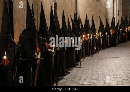 Mitglieder der Bruderschaft des säkularen Franziskanerordens in Prozession während Semana Santa in Valladolid, Spanien Stockfoto