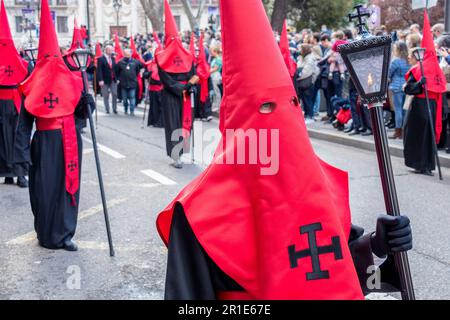 Mitglieder der Hermandad Universitaria del Santísimo Cristo de la Luz während einer Semana-Santa-Prozession in Valladolid, Spanien Stockfoto