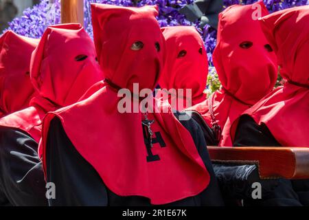 Mitglieder der Hermandad Universitaria del Santísimo Cristo de la Luz während einer Semana-Santa-Prozession in Valladolid, Spanien Stockfoto