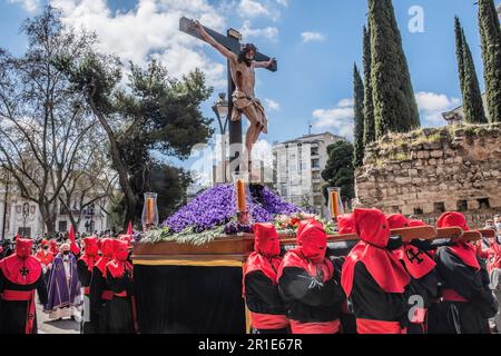 Die Mitglieder der Hermandad Universitaria del Santísimo Cristo de la Luz tragen eine Statue während einer Semana Santa Prozession in Valladolid, Spanien Stockfoto